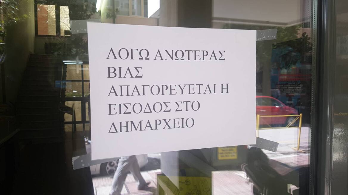 Λάρισα: Κινητοποίηση των Aρχών μετά από τηλεφώνημα για επίθεση με νευροτοξικά αέρια σε δικαστήρια και δήμο