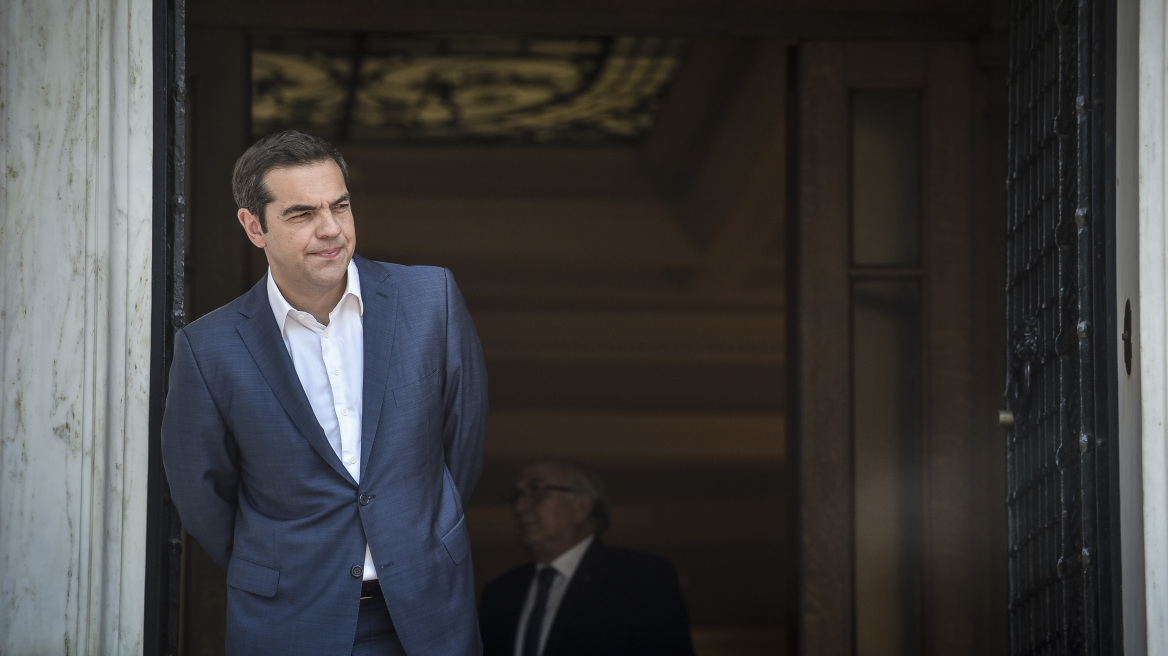 Μαξίμου απαντά σε Μητσοτάκη και Καμμένο αφήνοντας ανοιχτό «παράθυρο» για έγκριση της συμφωνίας των Πρεσπών από 180 βουλευτές