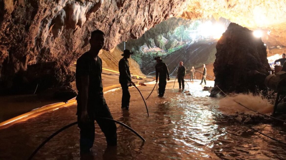 Ταϊλάνδη: Αγωνία για τα 8 παιδιά και τον προπονητή περιμένοντας τη νέα επιχείρηση