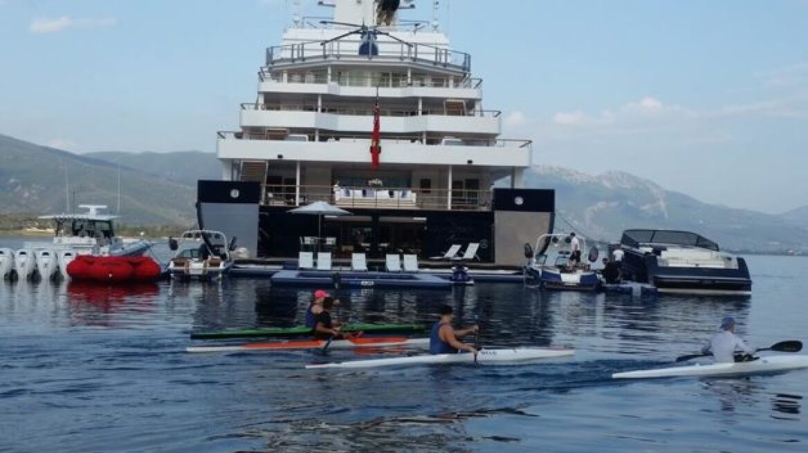 Εντυπωσιακές φωτογραφίες από τον Πόρο: Καγιάκ δίπλα στο mega yacht «Ulysses»