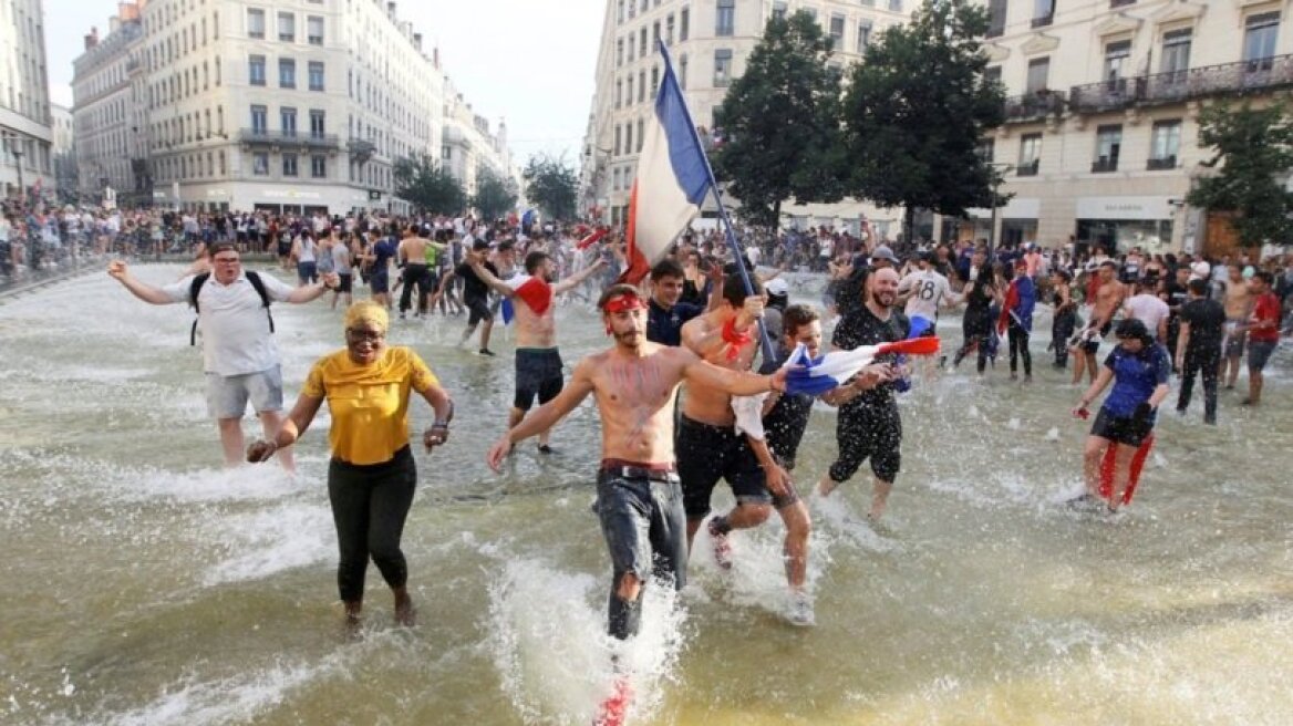 Allez les bleus! Ατέλειωτοι πανηγυρισμοί στη Γαλλία για την κατάκτηση του Μουντιάλ