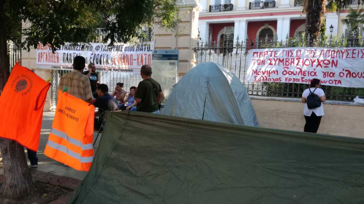 Συμβασιούχοι έστησαν σκηνές έξω από το υπουργείο Μακεδονίας-Θράκης  - Ολονύκτια διαμαρτυρία