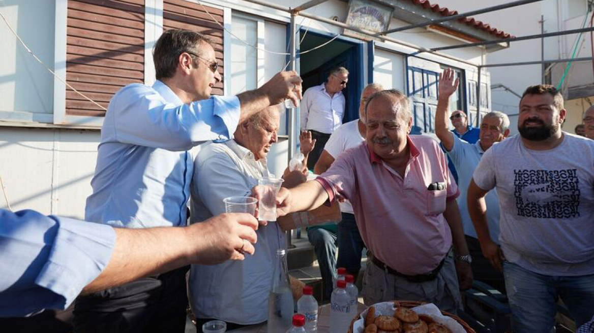 Υποδοχή με μαντινάδες για τον Κυριάκο Μητσοτάκη στην Κρήτη: Είσαι ο αυριανός πρωθυπουργός χωρίς αμφιβολία