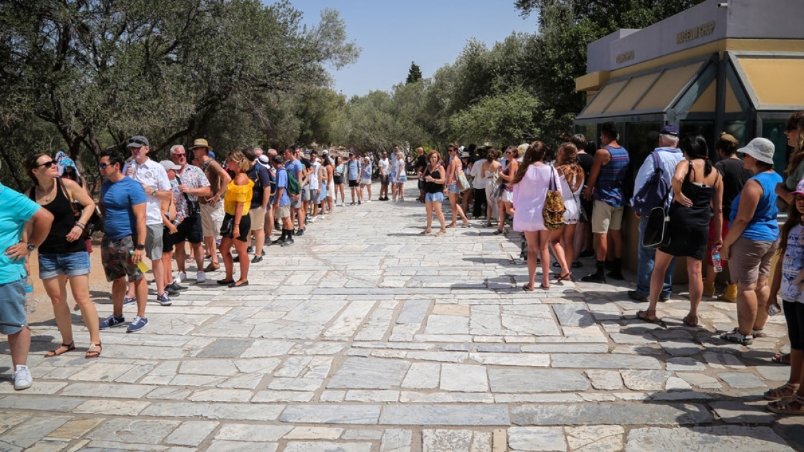 Ακρόπολη: Ουρές από τουρίστες πριν κλείσει λόγω... καύσωνα
