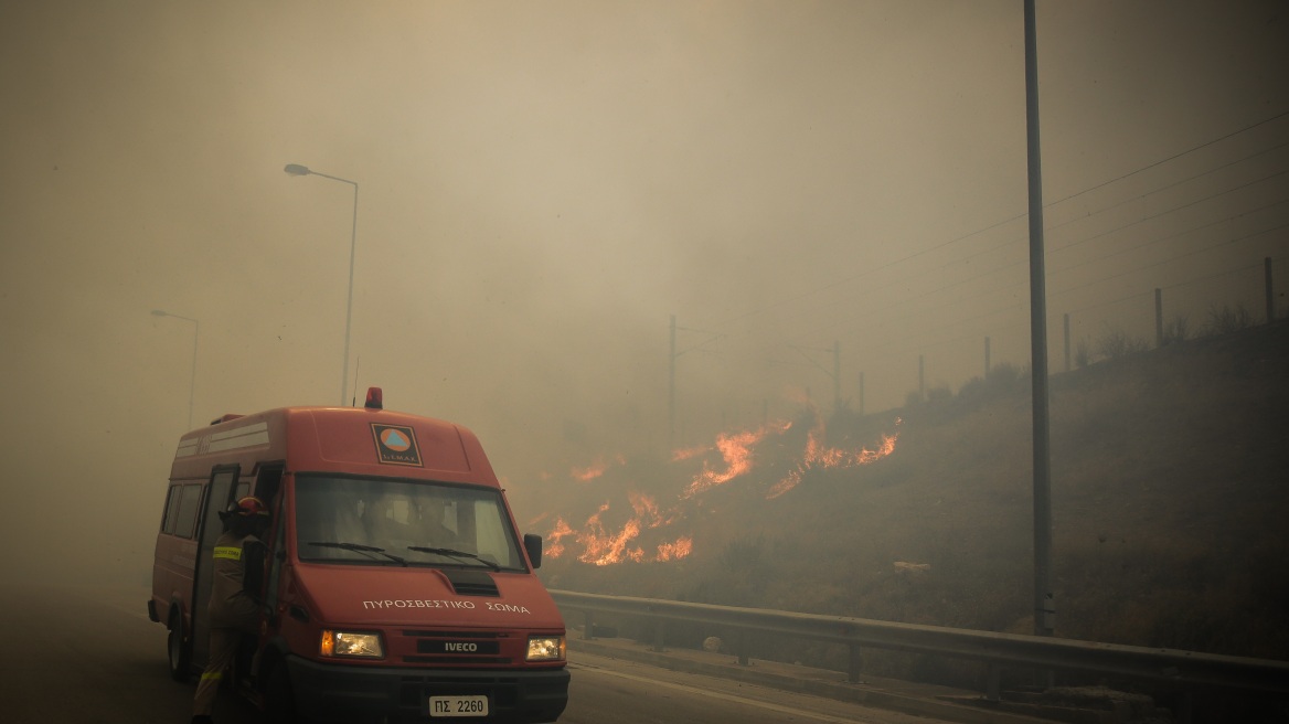 Εγκλωβισμένοι περί τους 300 ανθρώπους σε παραλιακό εστιατόριο στο Μάτι