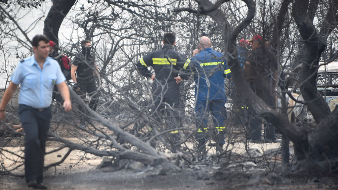 Φωτογραφίες από τη μεγάλη φωτιά της Αττικής: Η απόγνωση των πυροσβεστών μπροστά στις εικόνες φρίκης