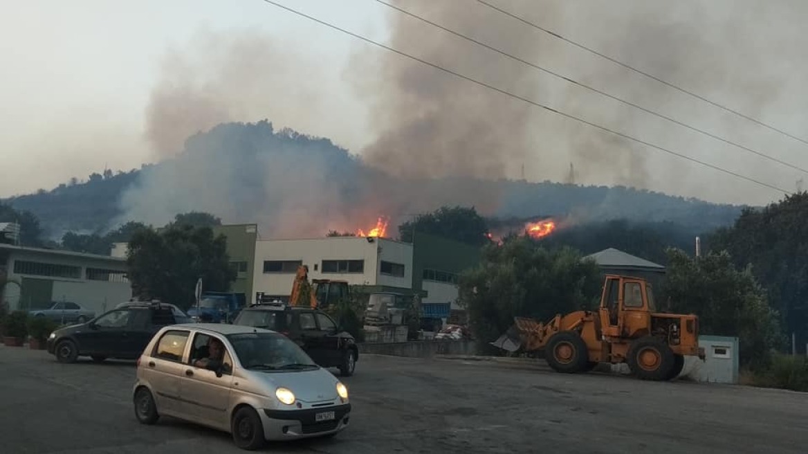 Σε πύρινο κλοιό παραμένουν τα Χανιά