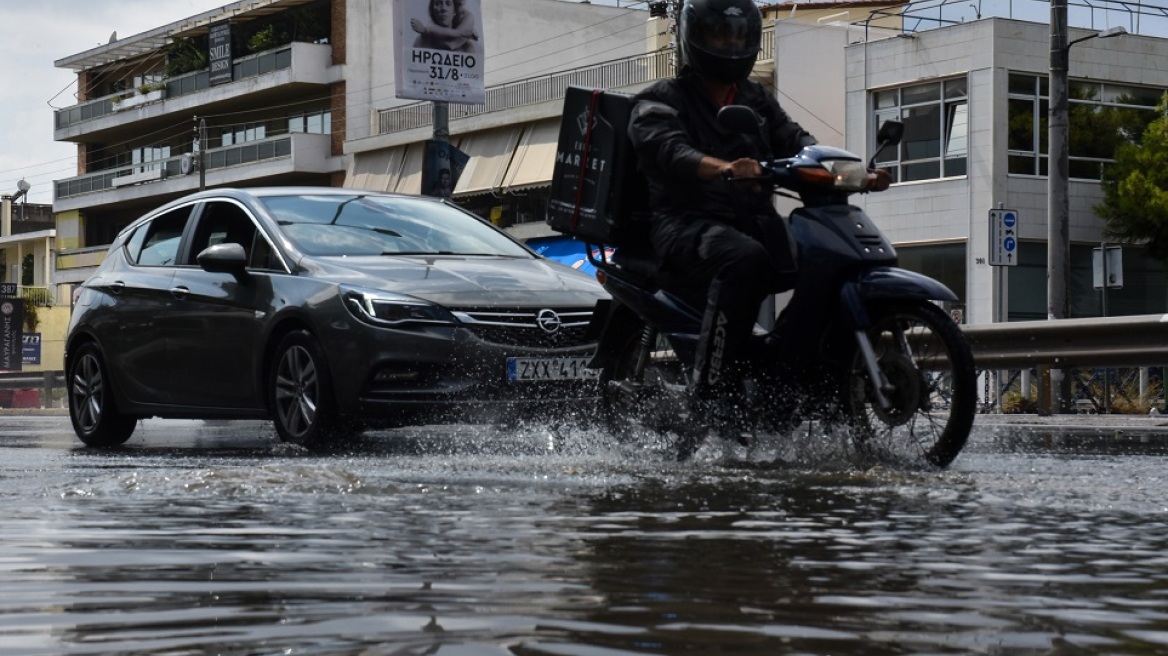 Διακοπές ρεύματος σε πολλές περιοχές της Αττικής – Κατέρρευσε το δίκτυο μετά τη νεροποντή