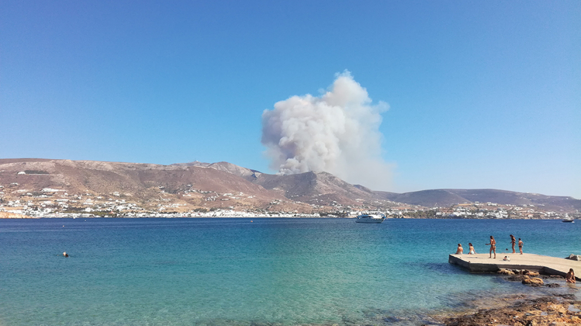 Συναγερμός στην Πάρο: Αναζωπύρωση της φωτιάς που ξέσπασε σε περιοχή με χαμηλή βλάστηση