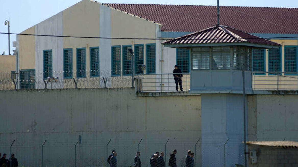 Αλβανός κρατούμενος μέθυσε μέσα στις φυλακές Τρικάλων!