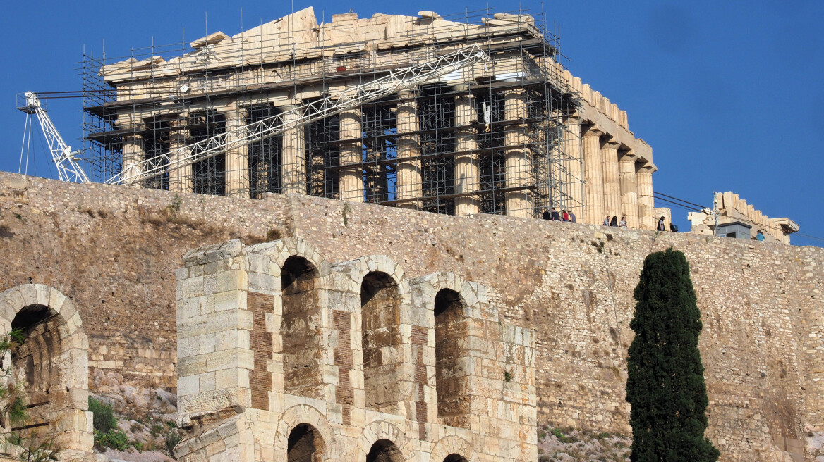 Le Monde: Οι Έλληνες πουλάνε όσο όσο ακίνητα στο κέντρο της Αθήνας