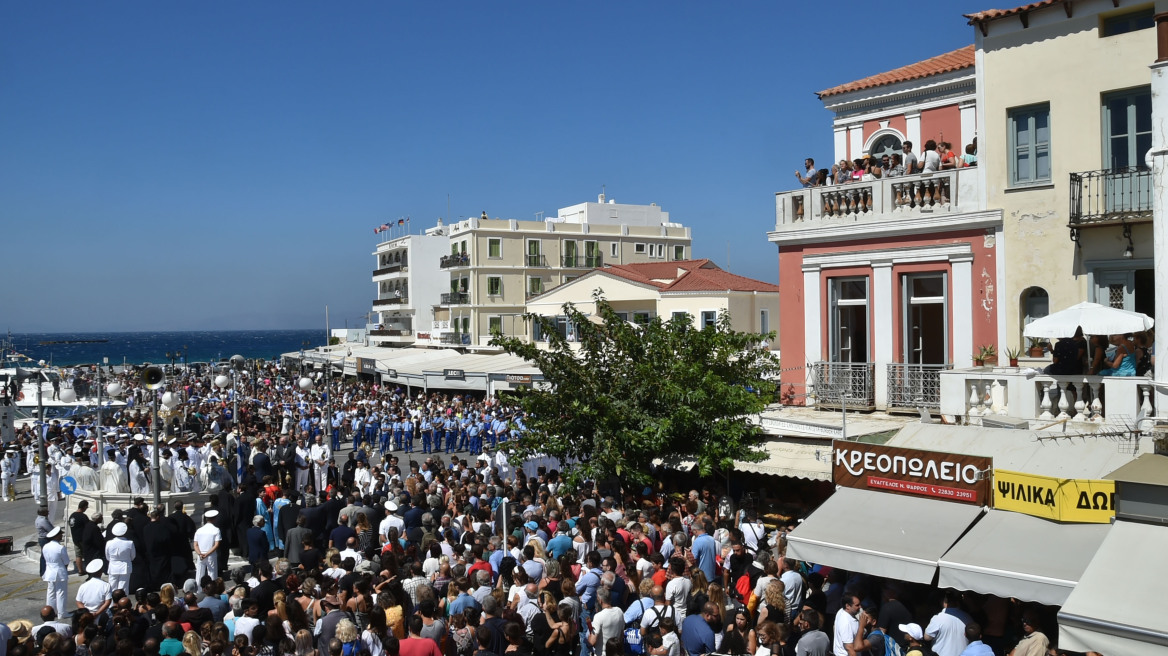 Φωτογραφίες: Πλήθος κόσμου στην Μεγαλόχαρη της Τήνου για τη γιορτή του Δεκαπενταύγουστου