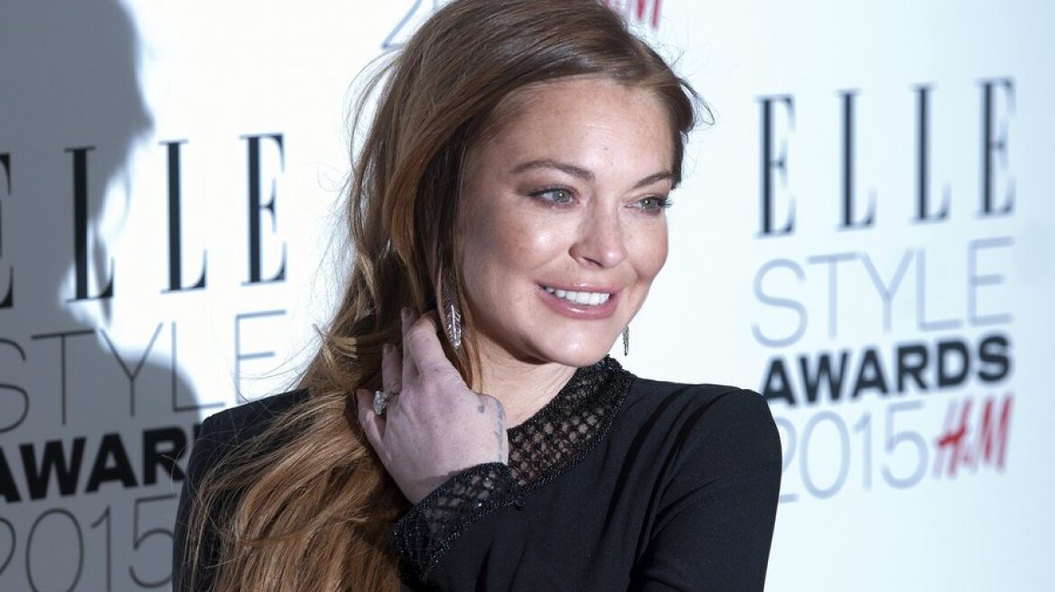 Βίντεο: H  Lindsay Lohan κάνει πάρτι στα σοκάκια της Μυκόνου με την κάμερα του MTV