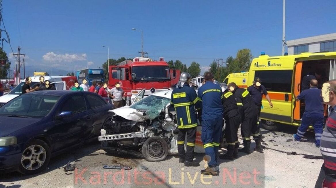 Εικόνες σοκ στην Καρδίτσα: Ένας 42χρονος νεκρός από σύγκρουση αυτοκινήτων