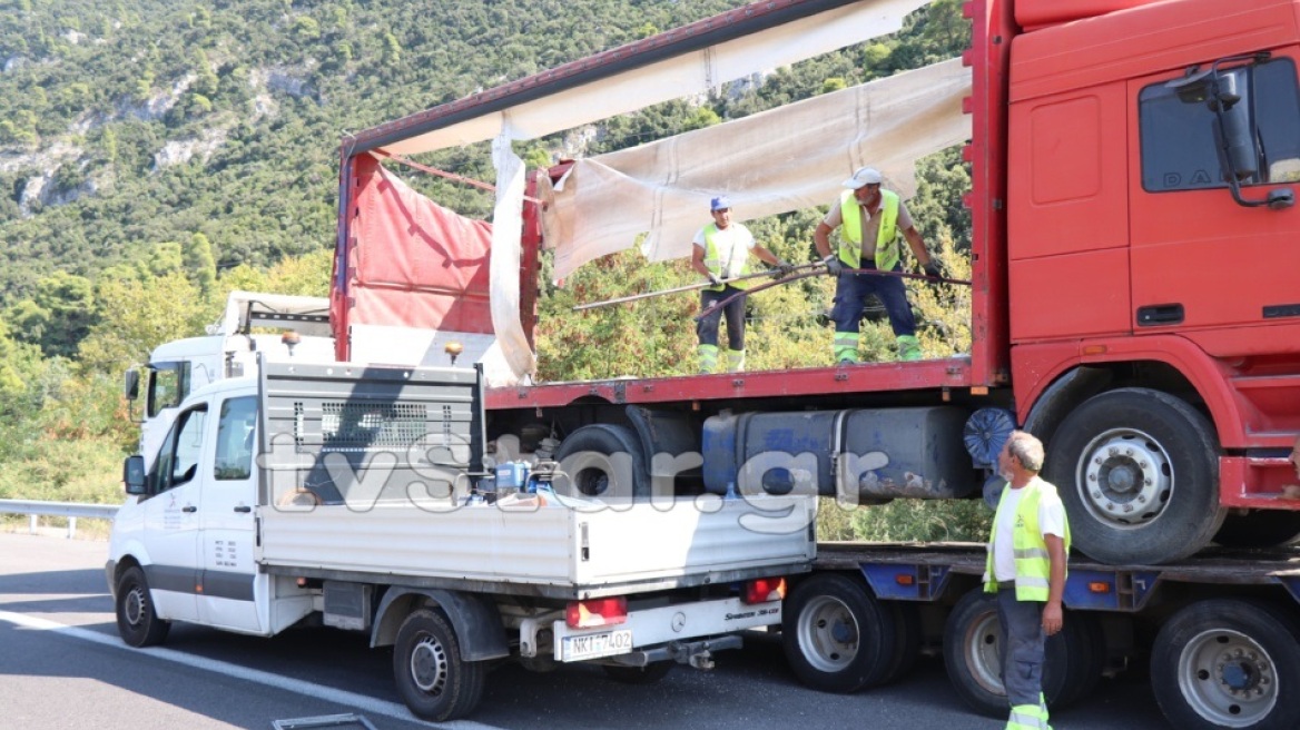 Φωτογραφίες: Νταλίκα ξήλωσε στα Καμένα Βούρλα τα φώτα της σήραγγας! 