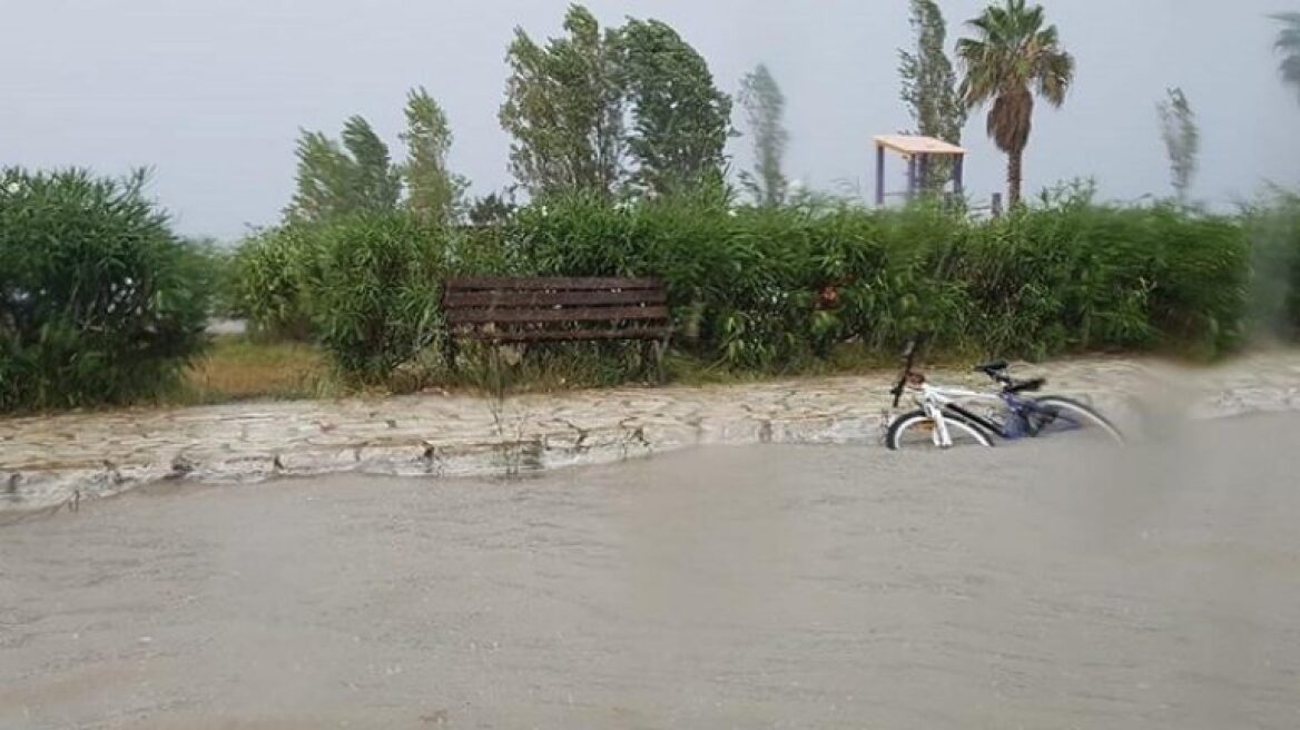 Φωτογραφίες: Πλημμύρισαν δρόμοι από τη μπόρα στην Κέρκυρα