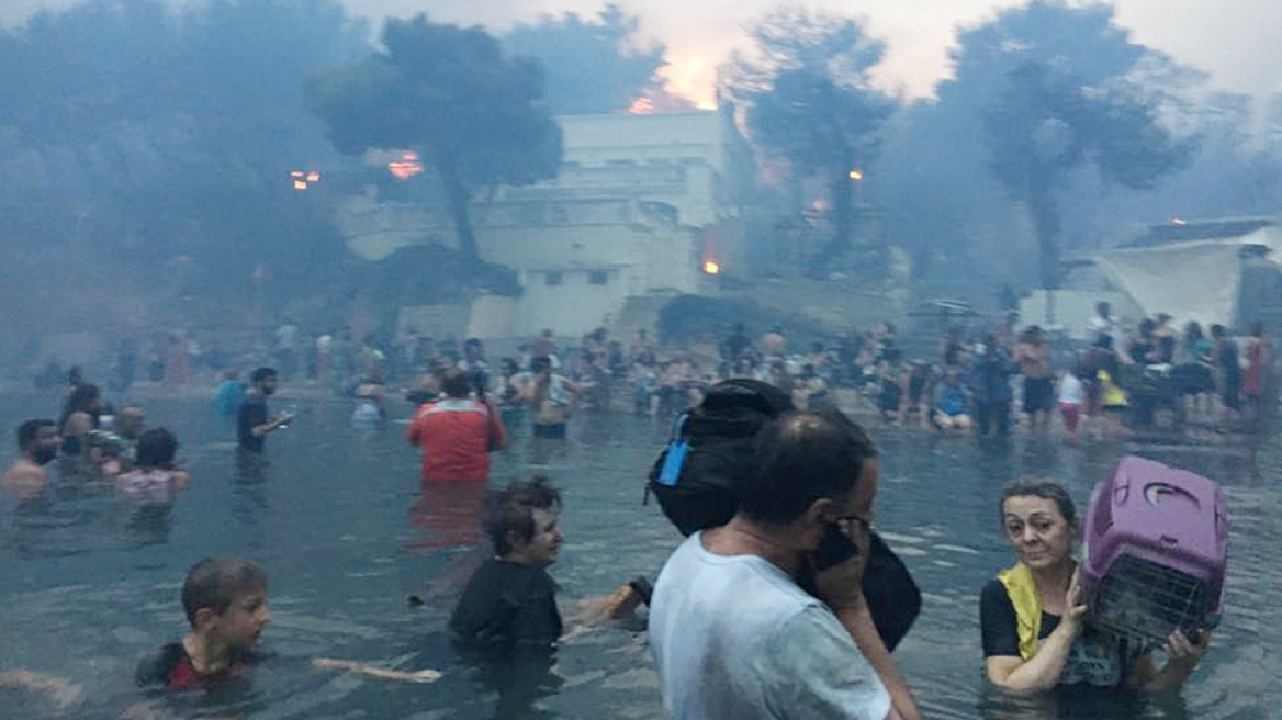   «Στο Μάτι μας έσωσαν βαρκάρηδες εθελοντές», λέει μία εκ των τεσσάρων πυρόπληκτων πανεπιστημιακών