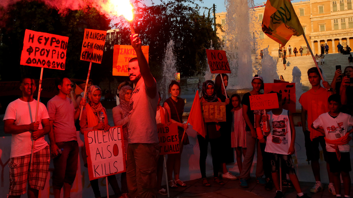 Φωτογραφίες: Πρόσφυγες και αλληλέγγυοι στο Σύνταγμα ενάντια την ποινικοποίηση των διασώσεων προσφύγων