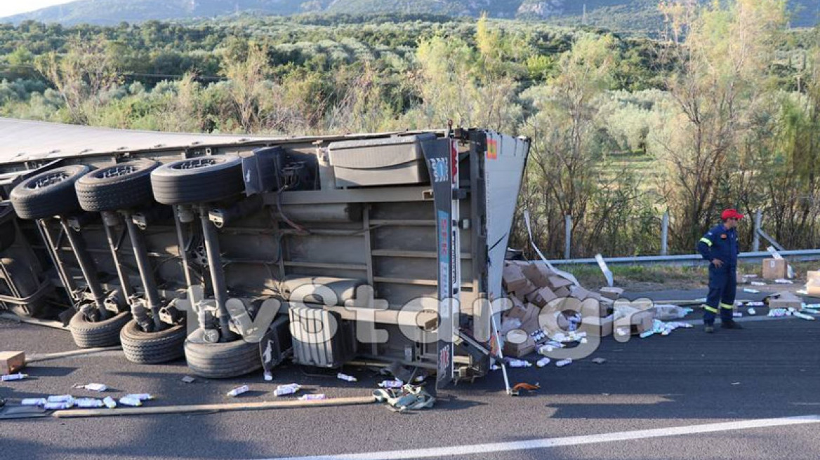 Αποκαταστάθηκε η κυκλοφορία στην εθνική οδό Αθηνών-Λαμίας μετά την ανατροπή νταλίκας