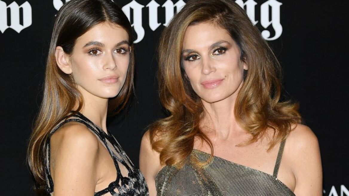 Η Cindy Crawford άβαφη και χωρίς ρετούς βολτάρει με την κόρη της