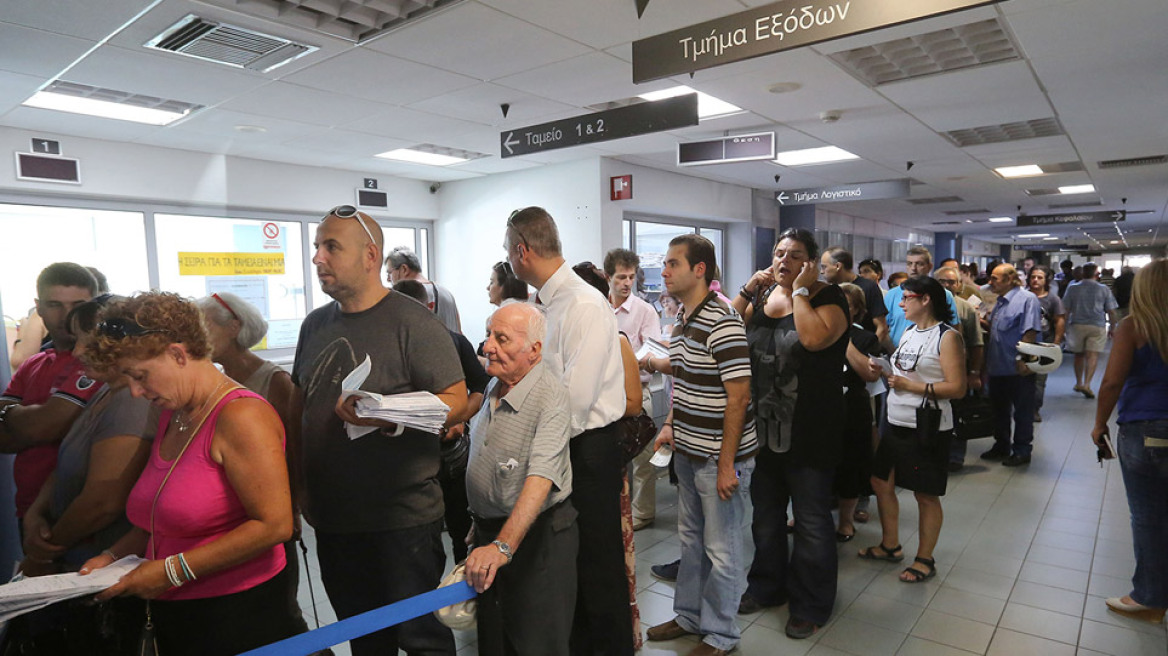 Φορολογικά έσοδα: Μείωση εισοδημάτων και υπερφορολόγηση «γονατίζουν» τα νοικοκυριά