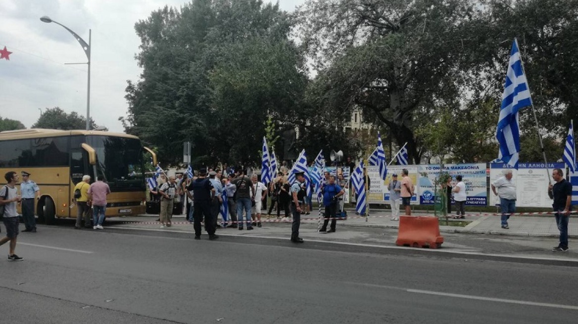 Θεσσαλονίκη: Συγκέντρωση οπαδών Σώρρα έξω από τη ΔΕΘ (φωτογραφίες)