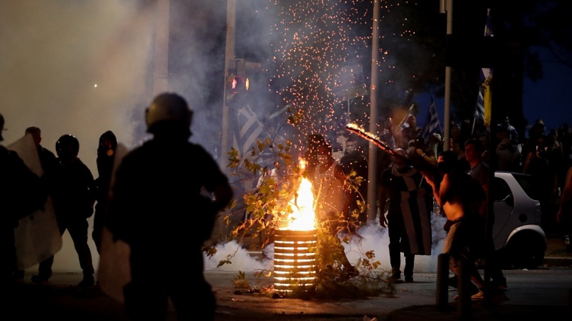 «Με έπιασαν από το λαιμό» λέει στο ΘΕΜΑ 104,6 ο δημοσιογράφος που μήνυσε τα ΜΑΤ