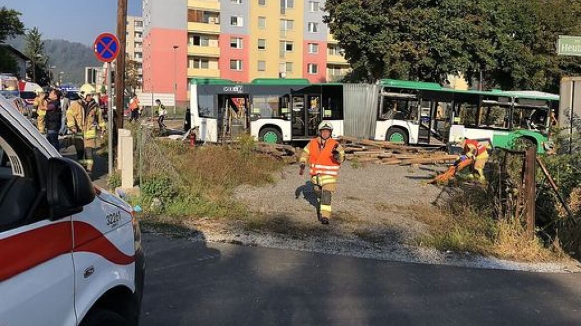 Σύγκρουση τρένου με λεωφορείο στην Αυστρία: Ένας νεκρός και 11 τραυματίες