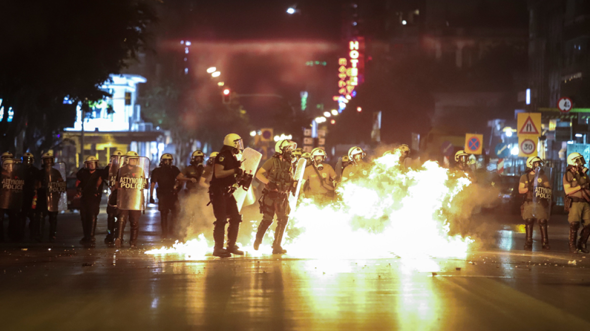 Επεισόδια στην πορεία για τον Φύσσα σε Πειραιά - Θεσσαλονίκη