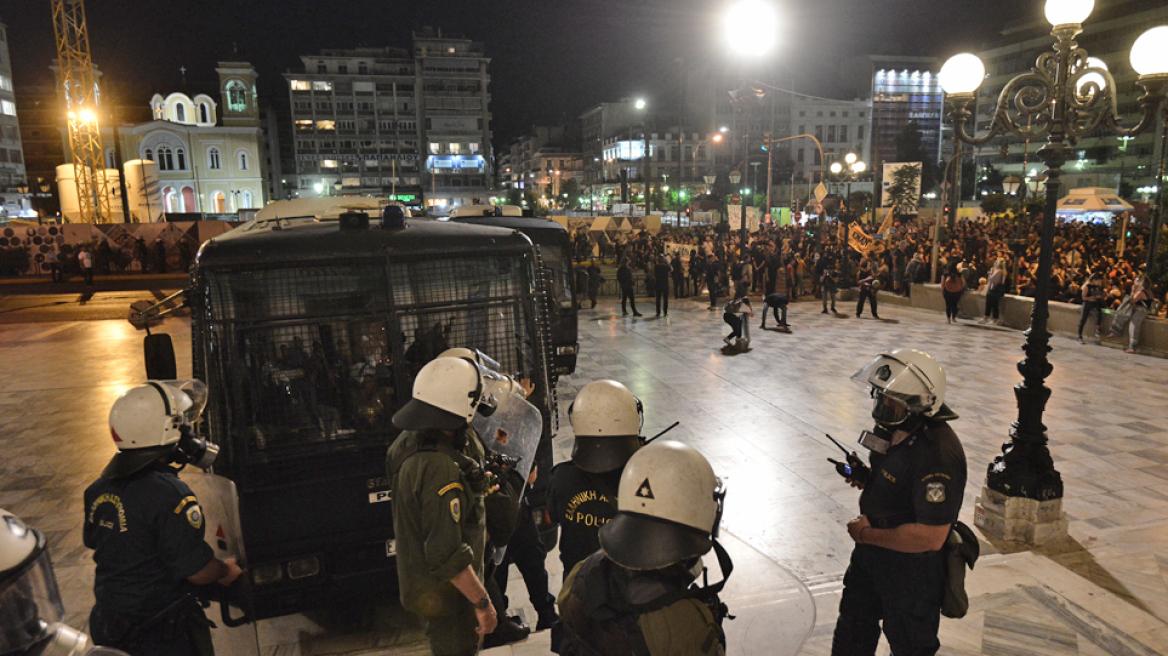 Πορεία για τον Παύλο Φύσσα: Ένταση και μολότοφ μπροστά στα γραφεία της Χρυσής Αυγής στον Πειραιά