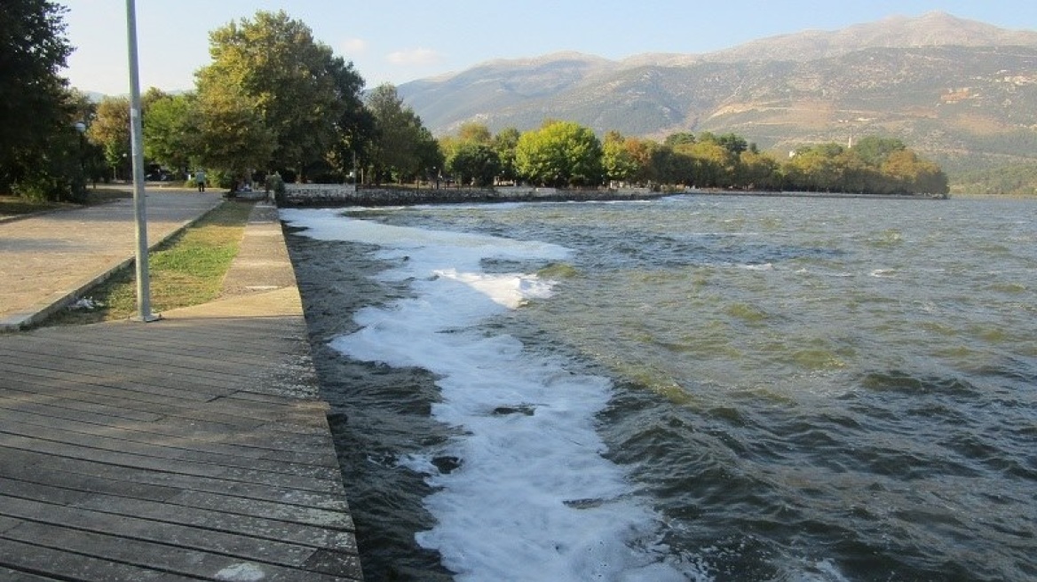 Φωτογραφίες: Γέμισε με αφρούς η λίμνη Ιωαννίνων 