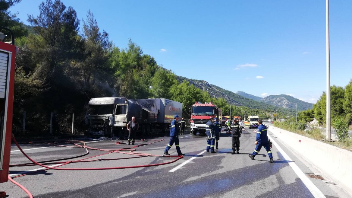 Φωτιά σε φορτηγό στη Μαλακάσα - Δείτε βίντεο και φωτογραφίες