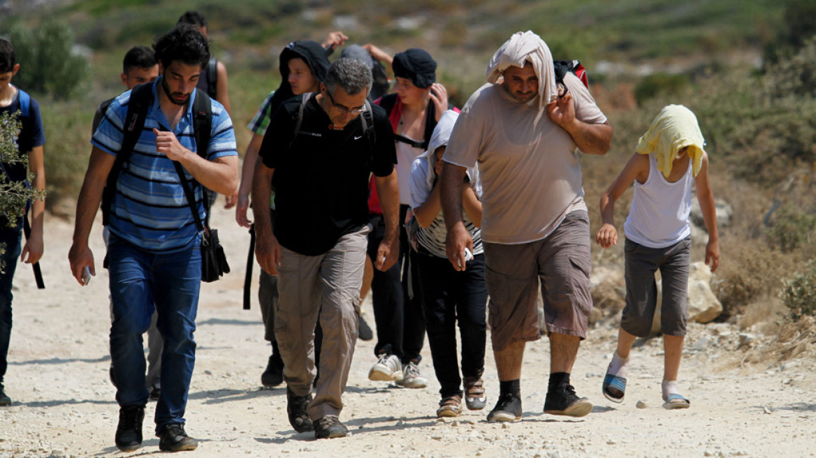 «Βράζουν» τα νησιά για το μεταναστευτικό: Στη Σάμο συγκεντρώνουν υπογραφές για να κλείσει το κέντρο υποδοχής στο Βαθύ