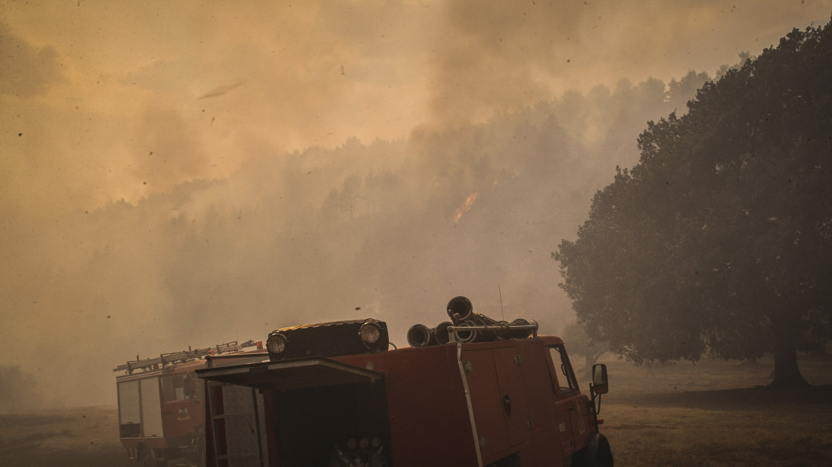 Κεφαλονιά: Ολονύχτια μάχη με τις φλόγες έξω από το χωριό Ζόλα