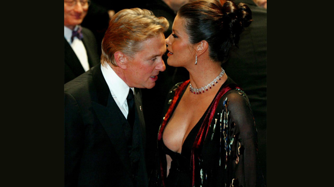 Βίντεο: Catherine Zeta Jones και Michael Douglas χορεύουν τρώγοντας τούρτα