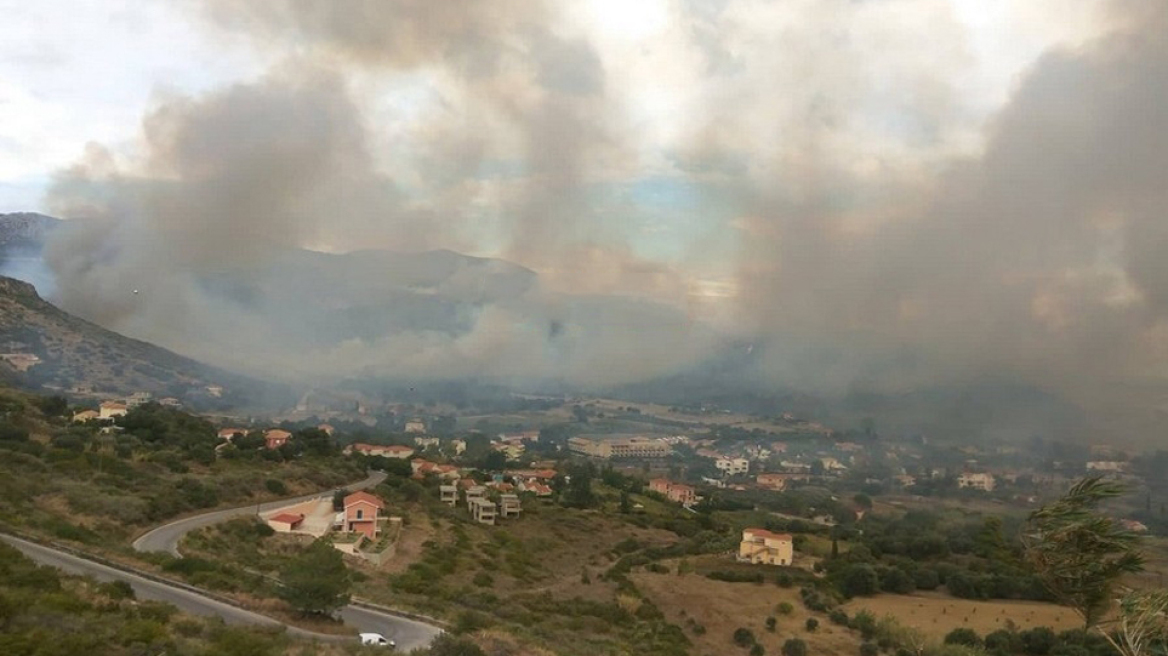 Δύσκολη νύχτα και πάλι στην Κεφαλονιά: Πολλαπλά τα πύρινα μέτωπα στο νησί