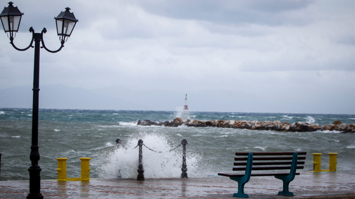 Συναγερμός για την κακοκαιρία από τον μεσογειακό κυκλώνα: Θα φέρει κύματα 11 μέτρων!