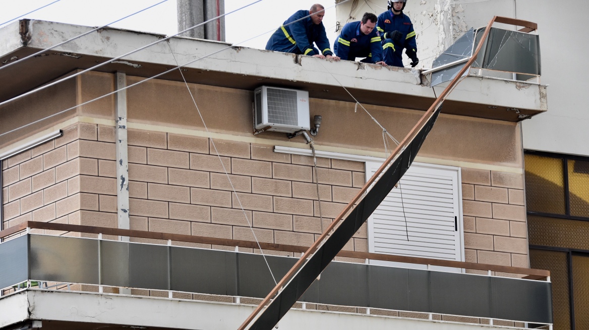 Βίντεο: Οι ισχυροί άνεμοι ξήλωσαν κάγκελο από ταράτσα διώροφου στην Άνω Γλυφάδα