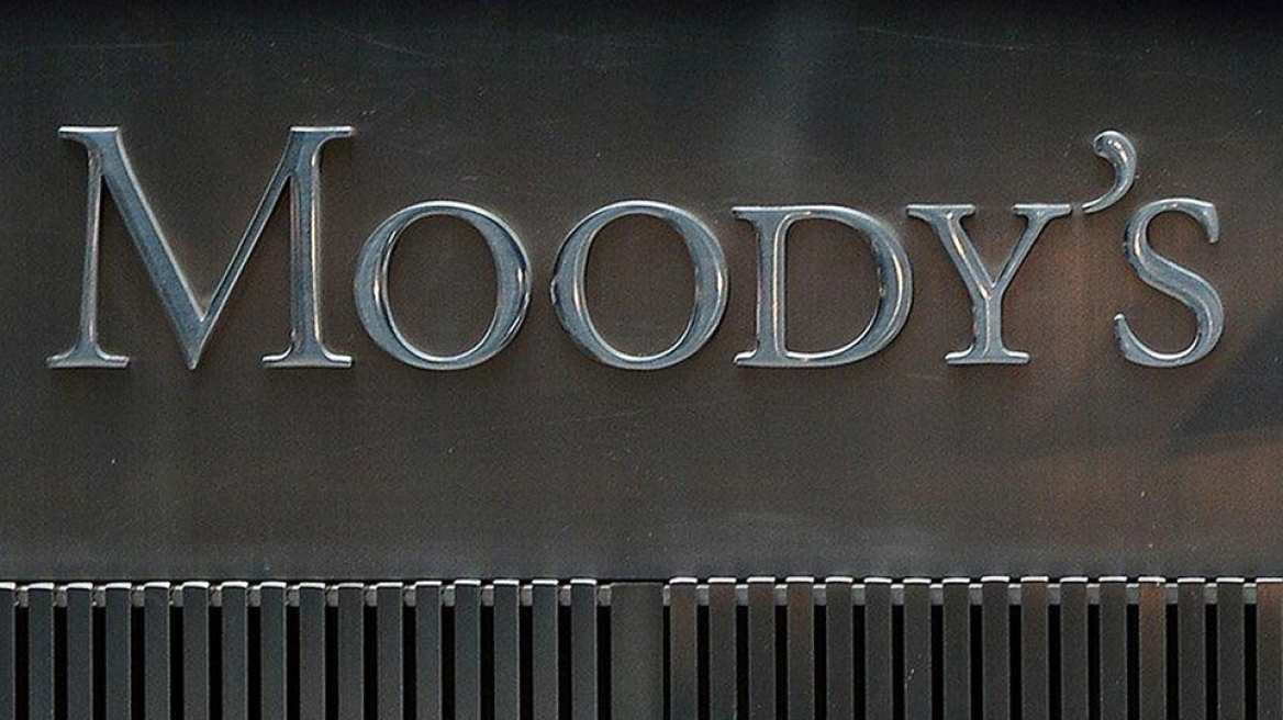 Νέο «χτύπημα» από τον οίκο Moody's: Απειλεί με υποβάθμιση, αν δεν κοπούν οι συντάξεις!