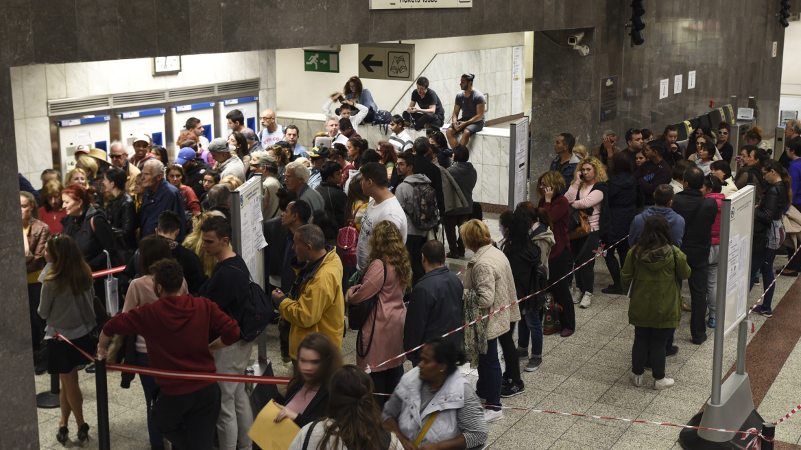 Χάος από Δευτέρα με τις προσωποποιημένες κάρτες μειωμένου κομίστρου προειδοποιούν οι εργαζόμενοι στο Μετρό