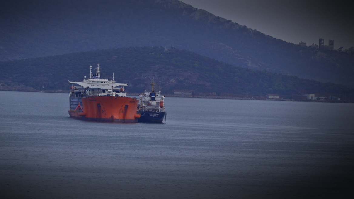 Σύγκρουση τάνκερ με φορτηγό πλοίο στον Πειραιά