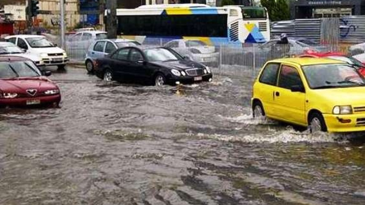 Χαλκιδική: Οδηγός εγκλωβίστηκε στο αυτοκίνητό του λόγω πλημμύρας