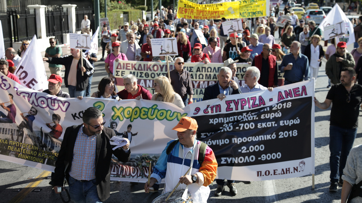 Δυόμιση χρόνια περιμένουν σύνταξη 4.350 υγειονομικοί και γιατροί και ζουν με €500 το μήνα