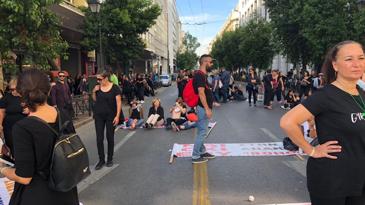 Καθιστική διαμαρτυρία των εργαζομένων στο «Βοήθεια στο Σπίτι» (φωτογραφίες)