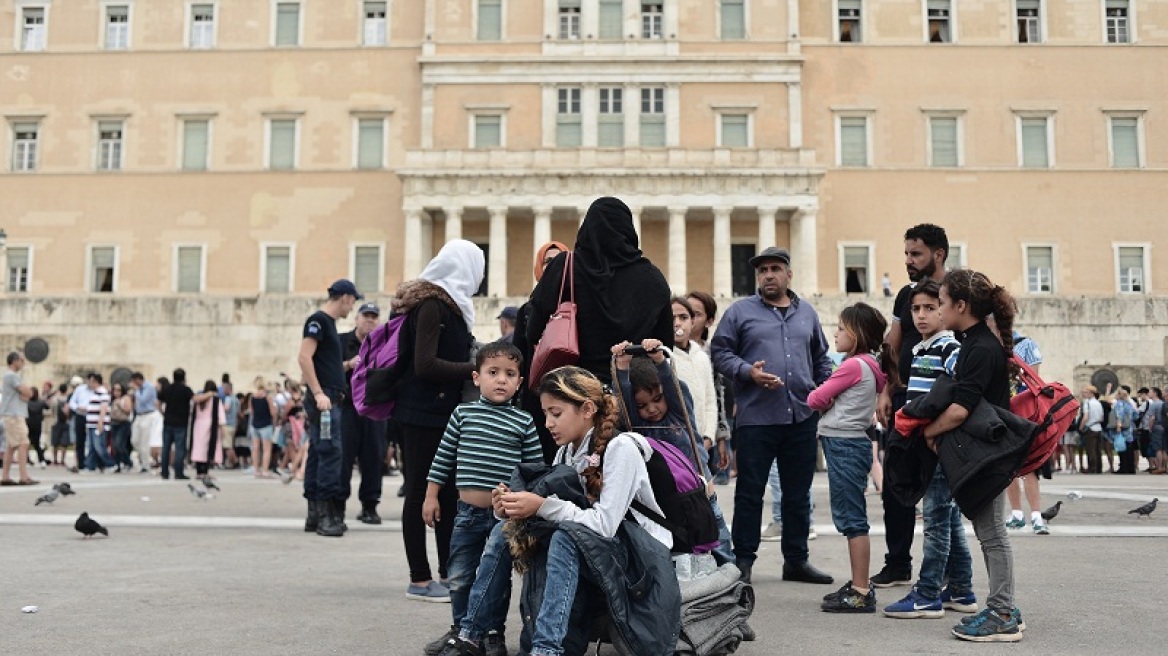 Καθιστική διαμαρτυρία Σύρων στο Σύνταγμα – Ζητούν να φύγουν από τη Μαλακάσα