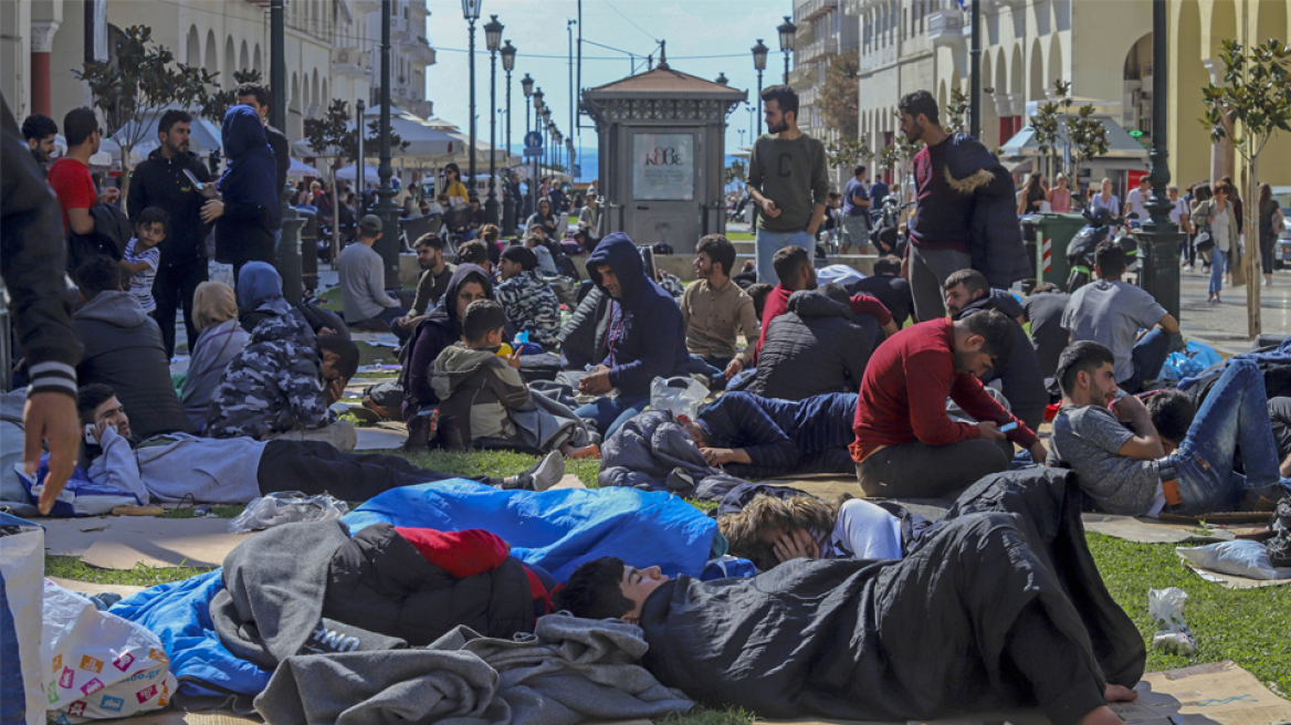 Δεν φεύγουν από την πλατεία Αριστοτέλους οι μετανάστες - Αρνούνται να πάνε σε camp