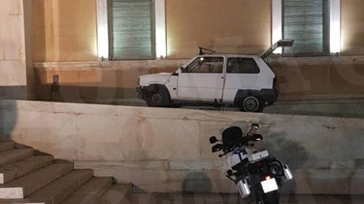 Ο οδηγός του Fiat Panda που εισέβαλε στη Βουλή παραβίασε 33 φορές το «κόκκινο»