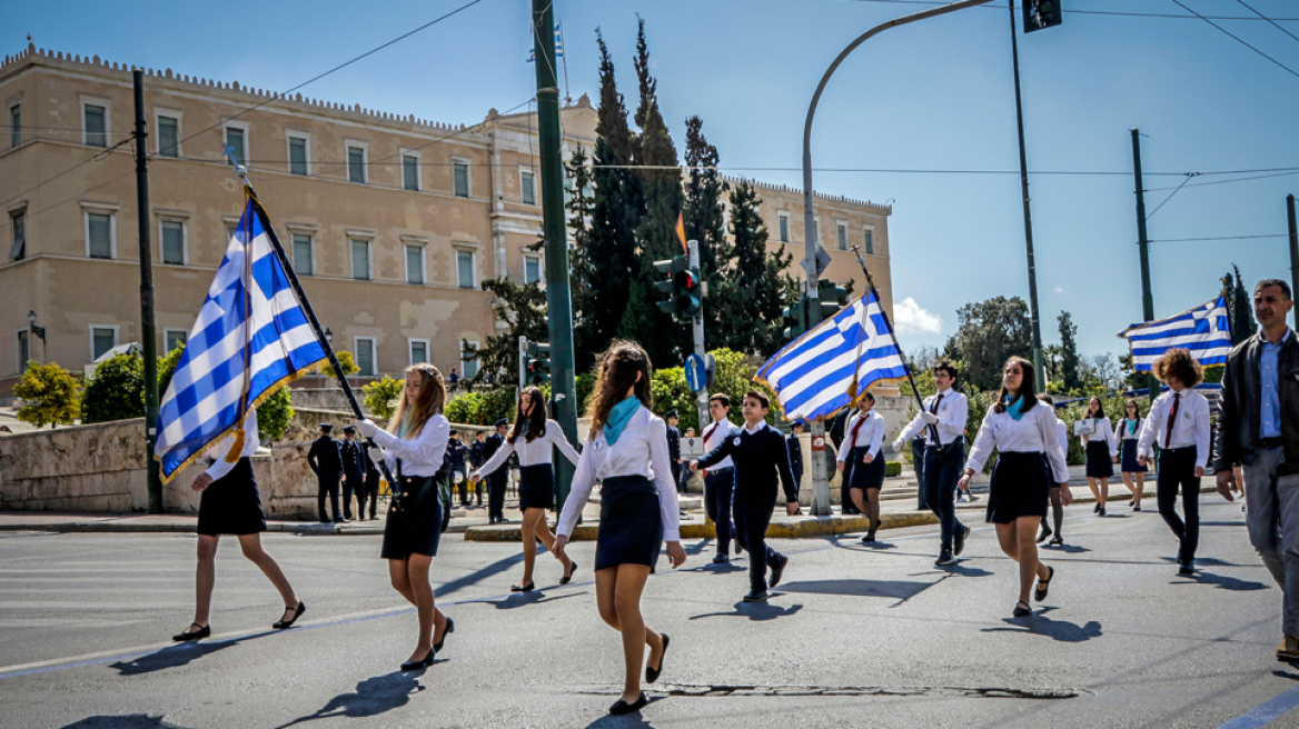 Υπ. Παιδείας προς σχολεία: Σημαιοφόροι από κλήρωση και όχι αριστεία