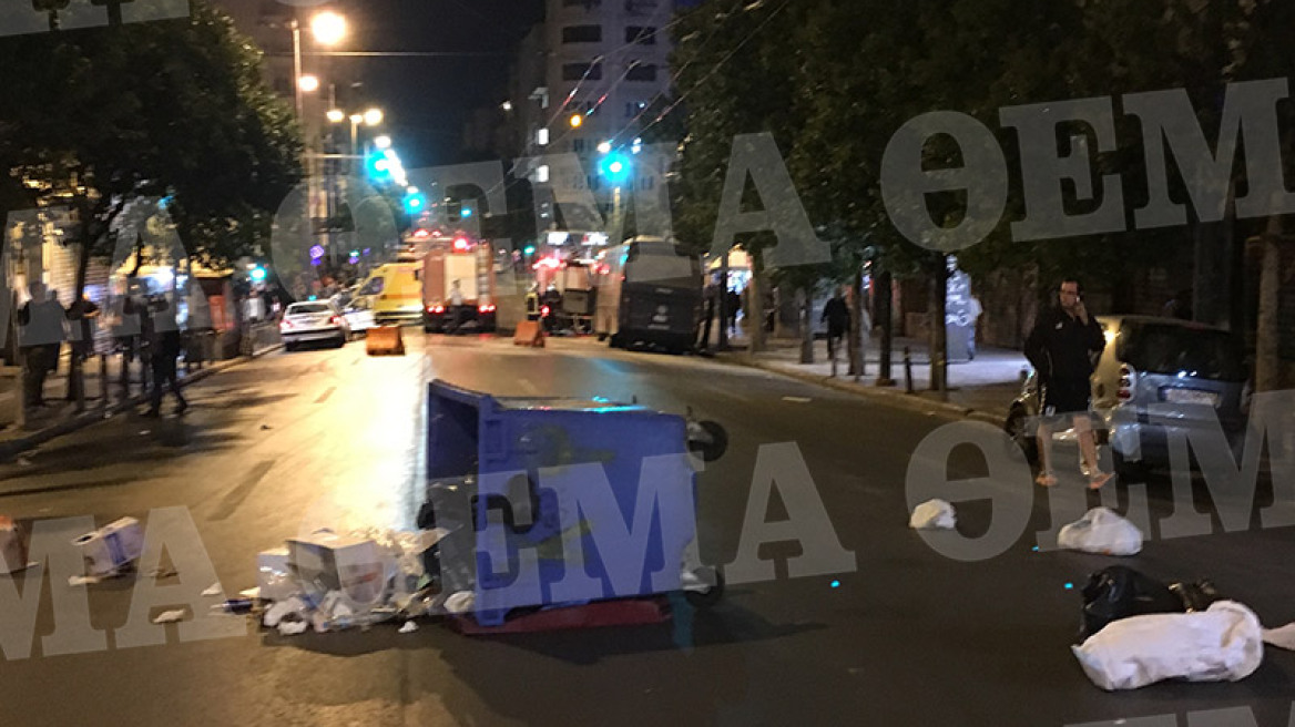 Αυτόπτης μάρτυρας της επίθεσης στο ΑΤ Ομονοίας: Πετούσαν μπουκάλια, κατέστρεφαν και έβριζαν