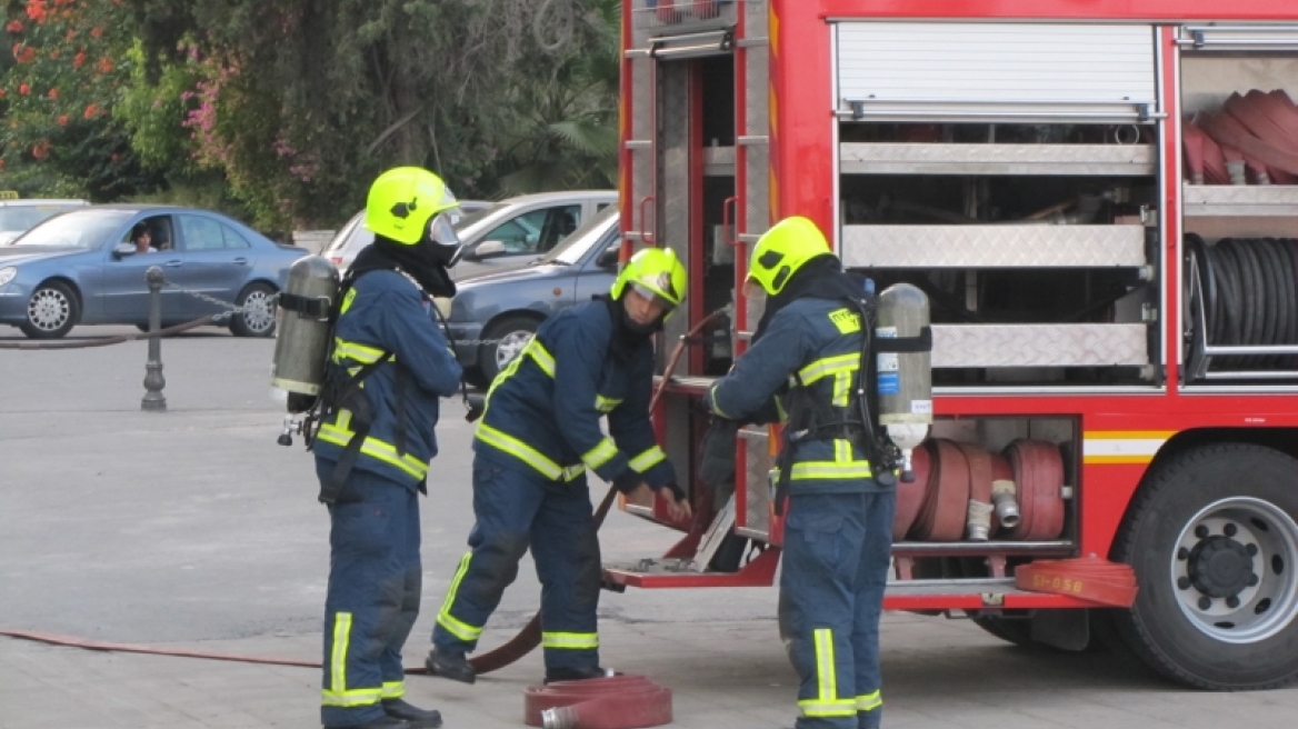 Φωτιά σε εργοστάσιο ξυλείας έξω από τη Θεσσαλονίκη